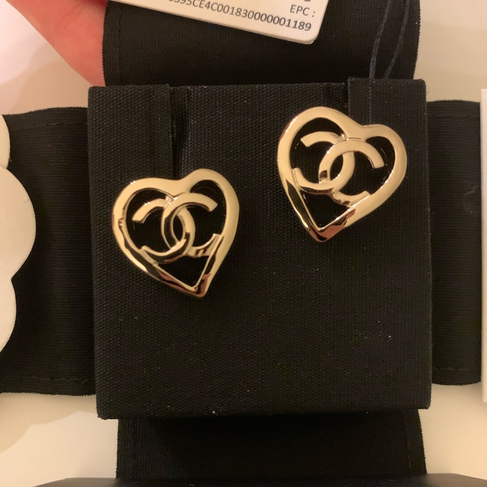 ❌SOLD❌New Authentic Chanel 22P AB7882 B07713 Gold Heart earrings